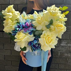 Шляпная коробка с розами и тюльпанами