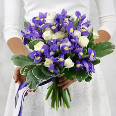Свадебный букет из кустовых роз и ирисов
