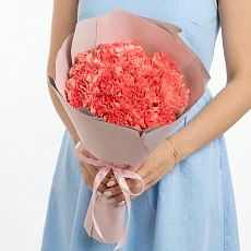 15 Ярко-Розовых Гвоздик в упаковке