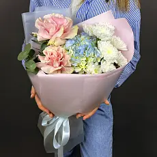 Букет живых цветов с розами и голубой гортензией
