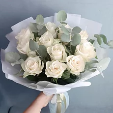 Букет из 11 белых роз с эвкалиптом