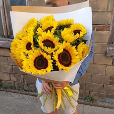 Букет из 15 Подсолнухов в крафте 
