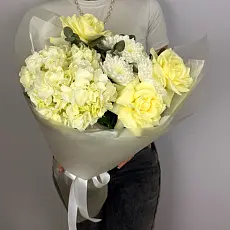 Стильный букет с гортензией и розами 