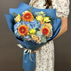 Букет с голубой гортензией и герберой мини 