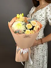 Букет с одноголовой хризантемой и эустомой 