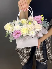 Композиция в сумке с розами и хризантемой