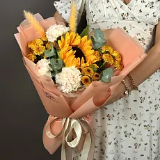 Солнечный букет с подсолнухом и диантусами