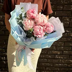 Букет живых цветов из 5 Пионов