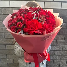 Букет из красных роз и хризантемы