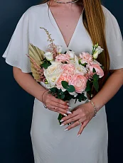 Букет невесты с пионовидными розами и эустомой