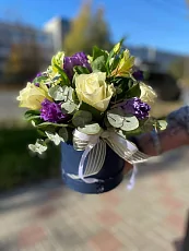 Коробка с цветами из роз и эустом