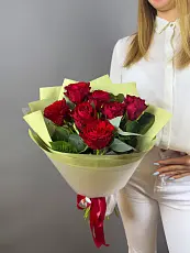 Моно композиция из красных роз