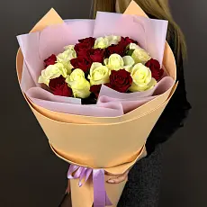 Букет живых цветов из красных и белых роз