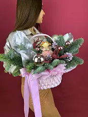 Цветы живые, Новогодняя композиция с нобилисом и феей в розовой корзине