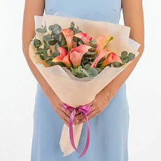 Букет из 7 калл с эвкалиптом