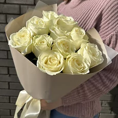 11 Белых роз в дизайнерской упаковке 