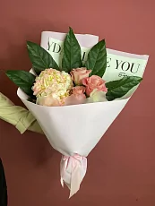 Букет с розами и гортензией 