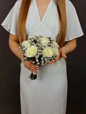 Композиция из брунии и белых роз 