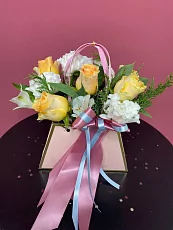 Цветочная композиция с розой и эустомой