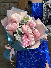 7 Пионов с эвкалиптов в дизайнерской упаковке 