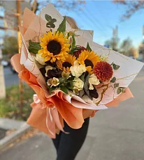 Букет из подсолнухов и роз