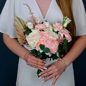 Букет невесты с пионовидными розами и эустомой