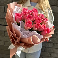 15 Розовых роз в дизайнерской упаковке
