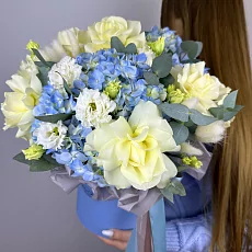 Голубая композиция с гортензией и розами 