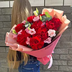 Букет живых цветов с эустомой и розами