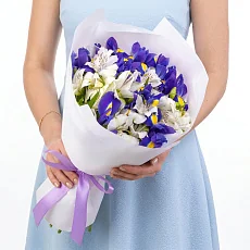 Букет из ирисов и белой альстромерии