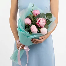 5 Пионов Сара Бернар с эвкалиптом в упаковке