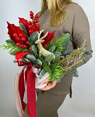 Цветы живые, Новогодняя композиция с туей и нобилисом в шляпной коробке