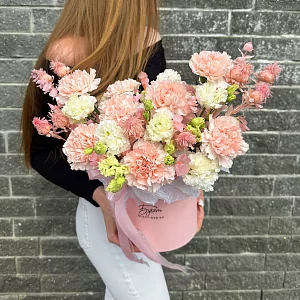 Нежно розовая композиция с эустомой и гвоздикой