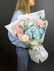 Розы и голубая гортензия