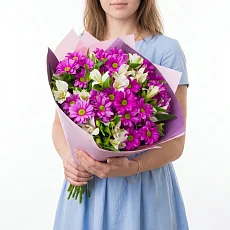 Букет цветов хризантем и альстромерией