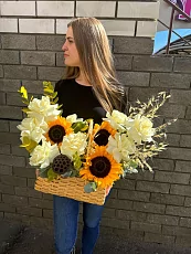 Корзина с розами и подсолнухами 