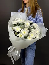 Букет из кустовой хризантемы и эвкалипта