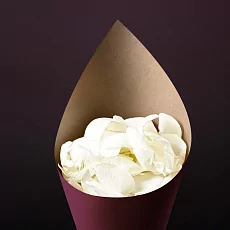 Лепестки роз белые