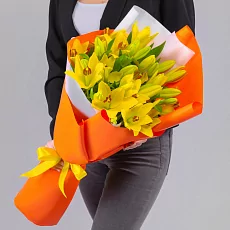 9 Желтых Лилий в упаковке 