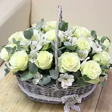 Корзина "Хорошая моя" с розами и альстромериями