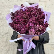 Композиция с сиренью в дизайнерской упаковке