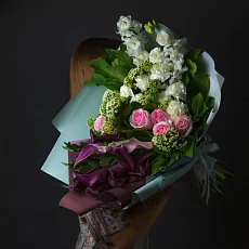 Букет с каллами и дельфиниумом 