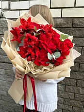 Букет с красными розами и амариллисом 