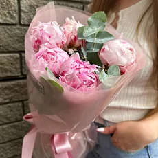 5 пионов с эвкалиптом