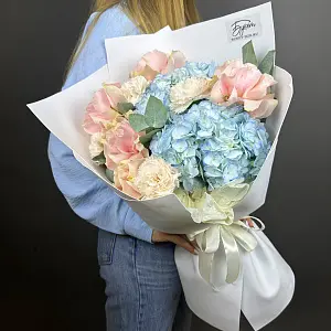 Розы и голубая гортензия