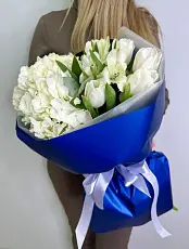Букет живых цветов с белыми тюльпанами и гортензией в дизайнерской упаковке
