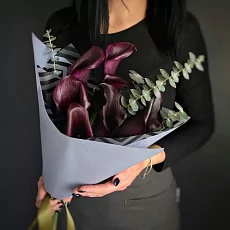 Тёмный букет с эвкалиптом