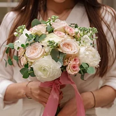 Букет невесты с кремовыми розами и пионами