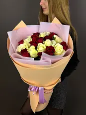 Букет из красных и белых роз