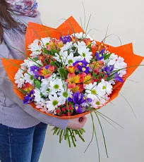 Альстромерии и хризантемы в упаковке